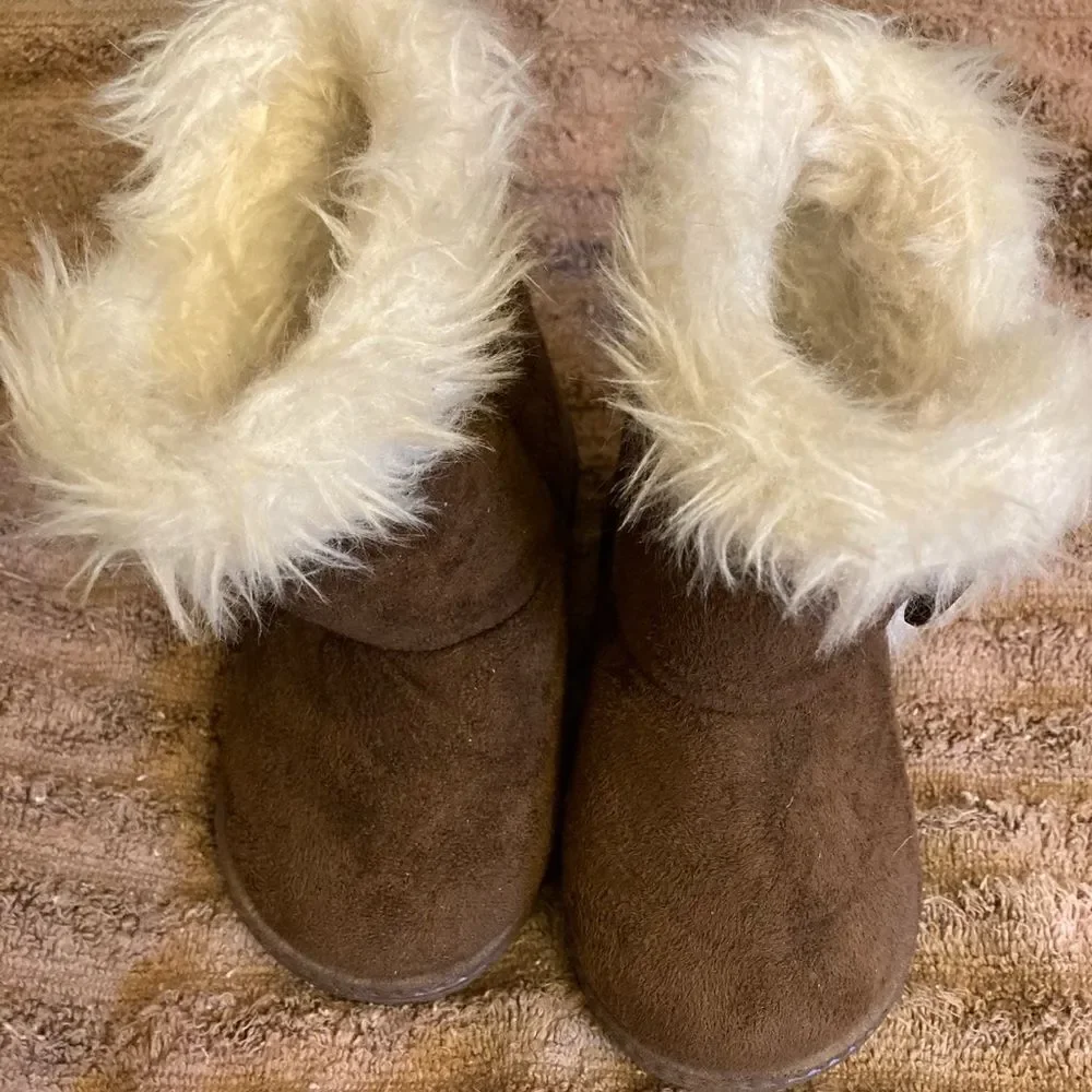 CHINA BUTTON CITY “uggish like” BOOTIES- SZ 23 - approx 6”. Fantastic condition